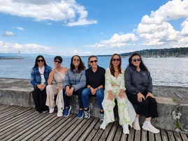 Grupo del club frente al mar