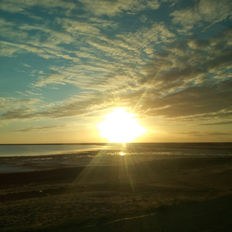 Atardecer sobre el agua